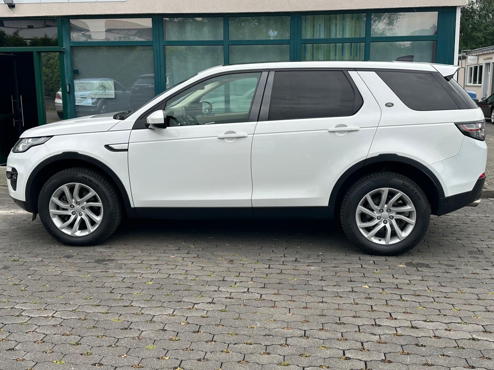 Fahrzeugabbildung Land Rover Discovery Sport SE AWD LED+PANO+KAM+NAVI+TEMPO+