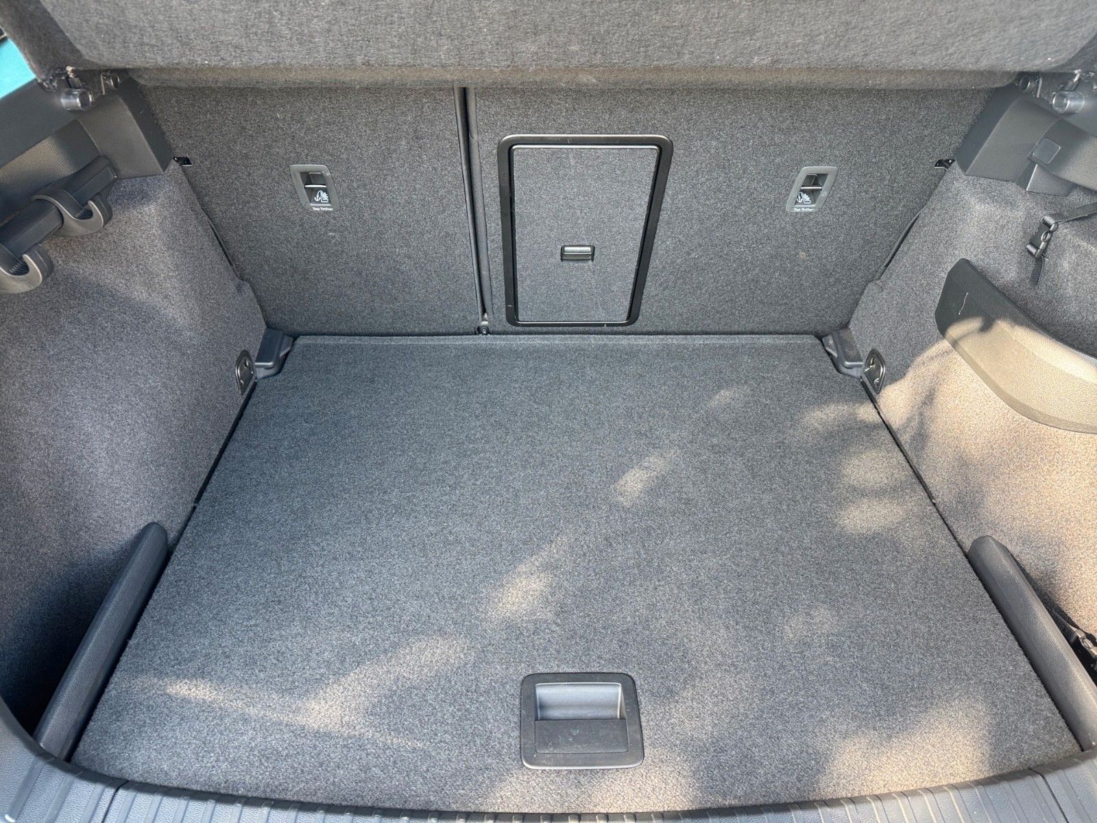 Fahrzeugabbildung SKODA Karoq Ambition Tour 1.5 TSI