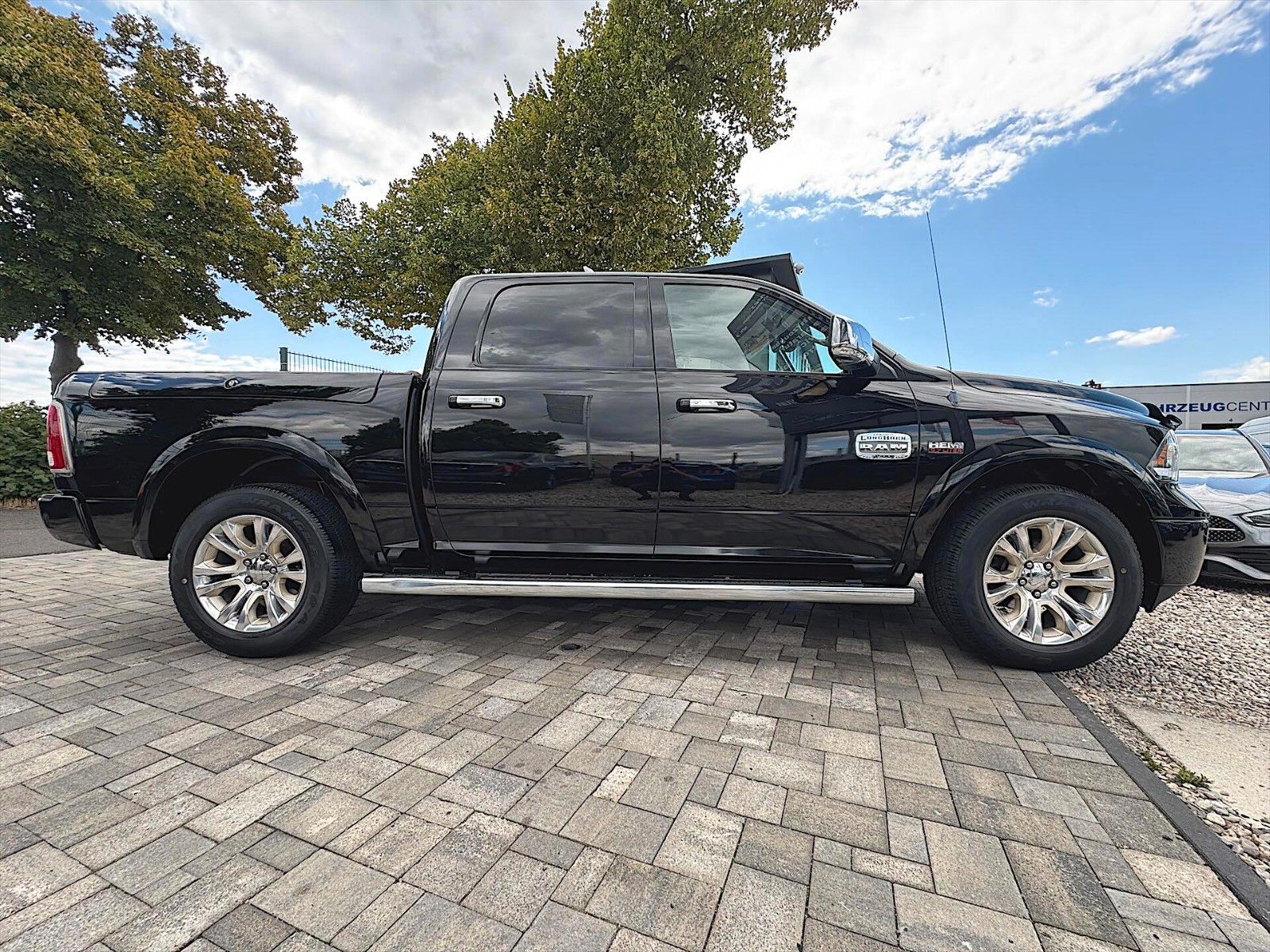 Fahrzeugabbildung Dodge RAM 5.7 V8 HEMI LARAMIE LONGHORN RAM BOX  LPG