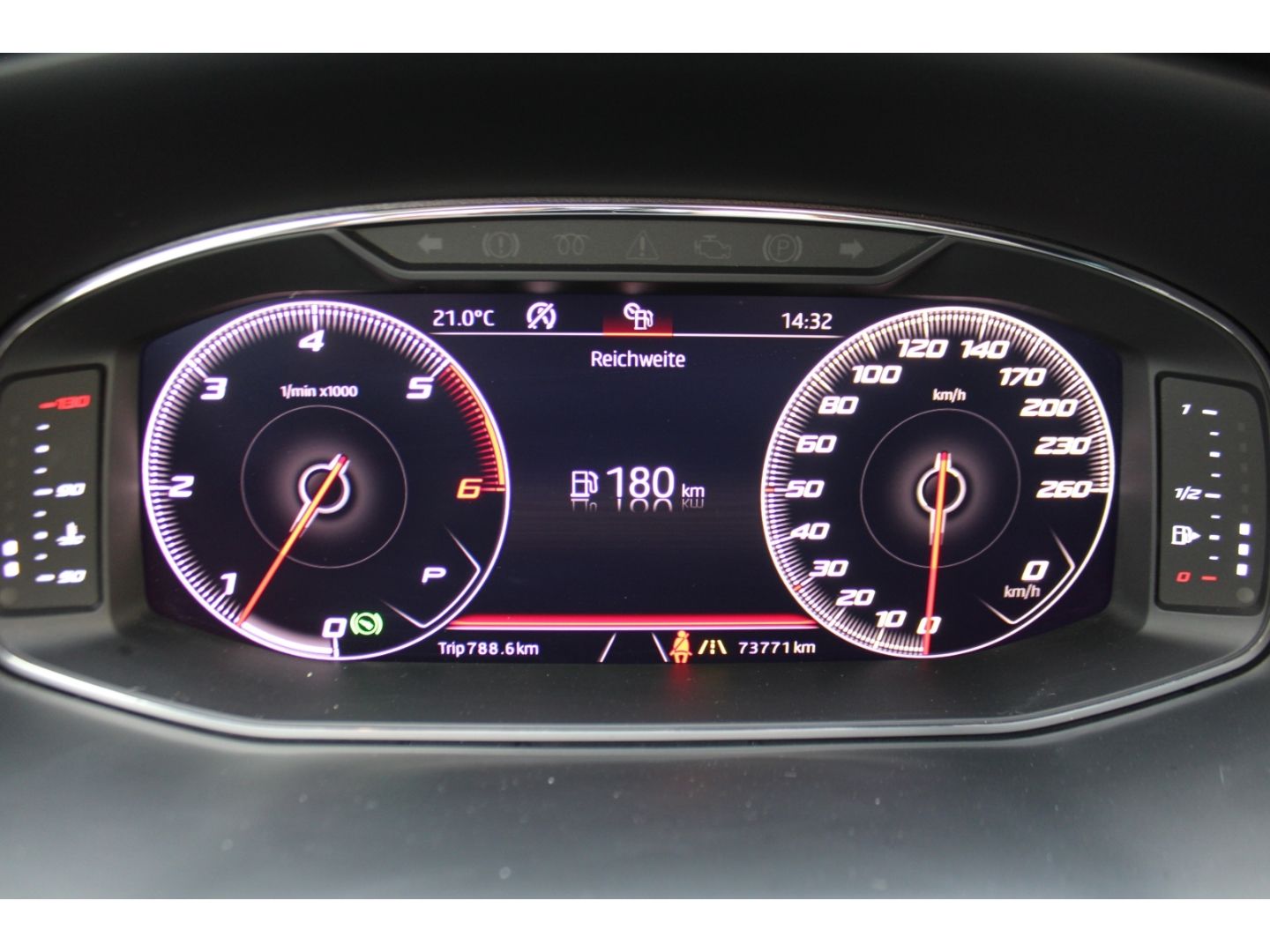 SEAT Leon FR 2.0 TDI Beats ACC LED H&R Pano Navi DAB - Image 16