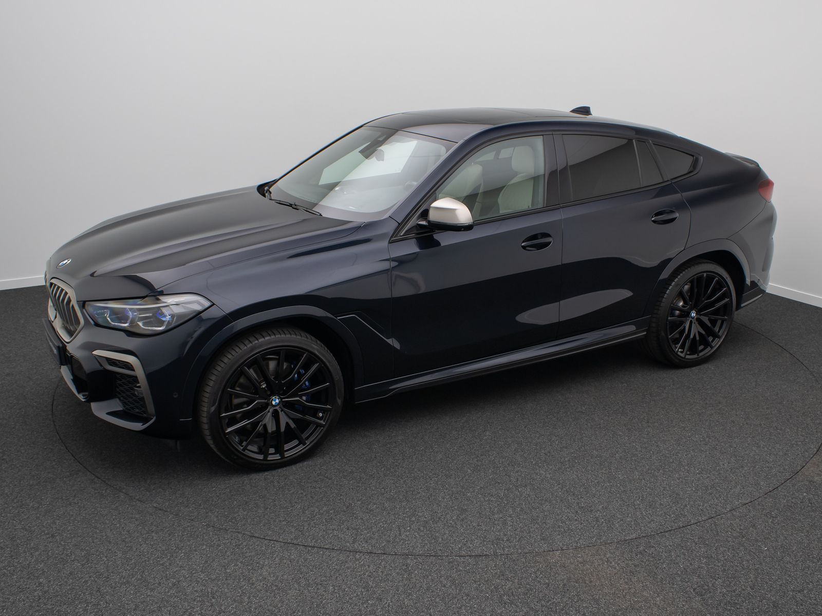 Fahrzeugabbildung BMW X6 M50i Panorama Laser 360°HUD B&W SoftCL 22Zoll