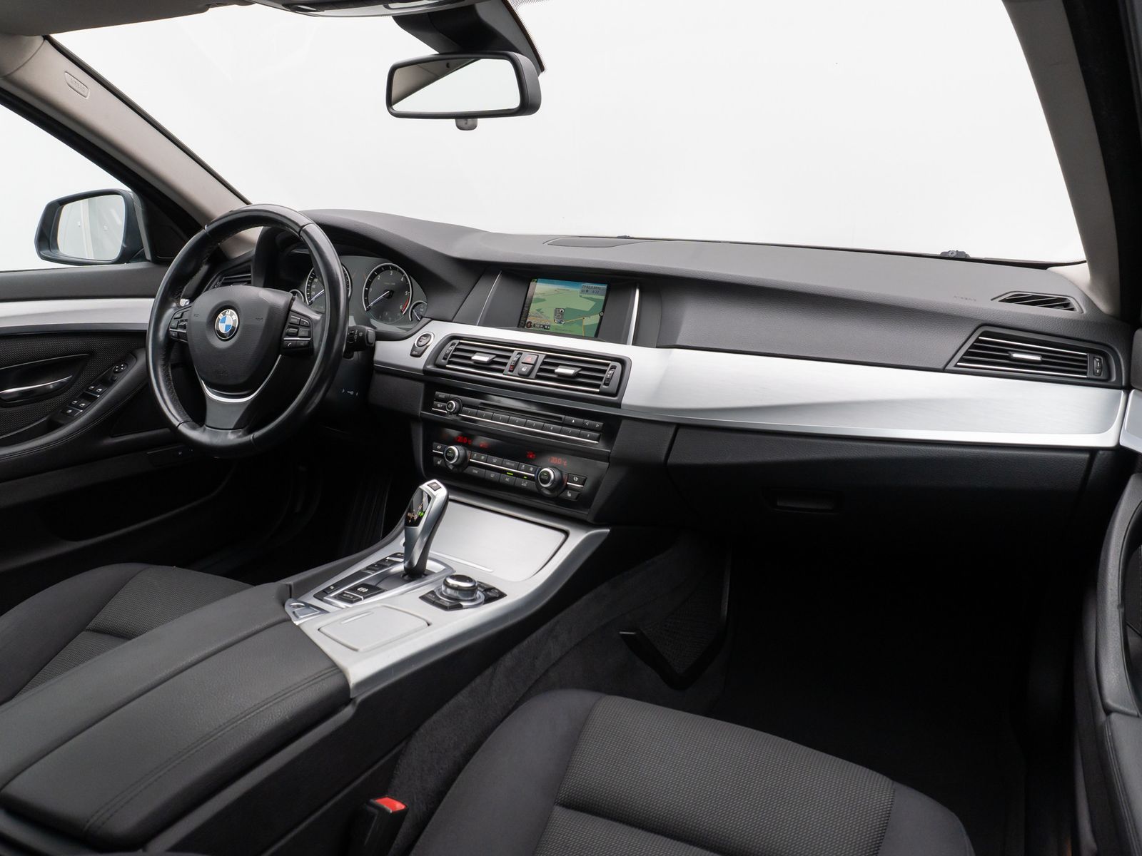 Fahrzeugabbildung BMW 520d Kamera Glasdach HUD HiFi Komfort Alarm AHK
