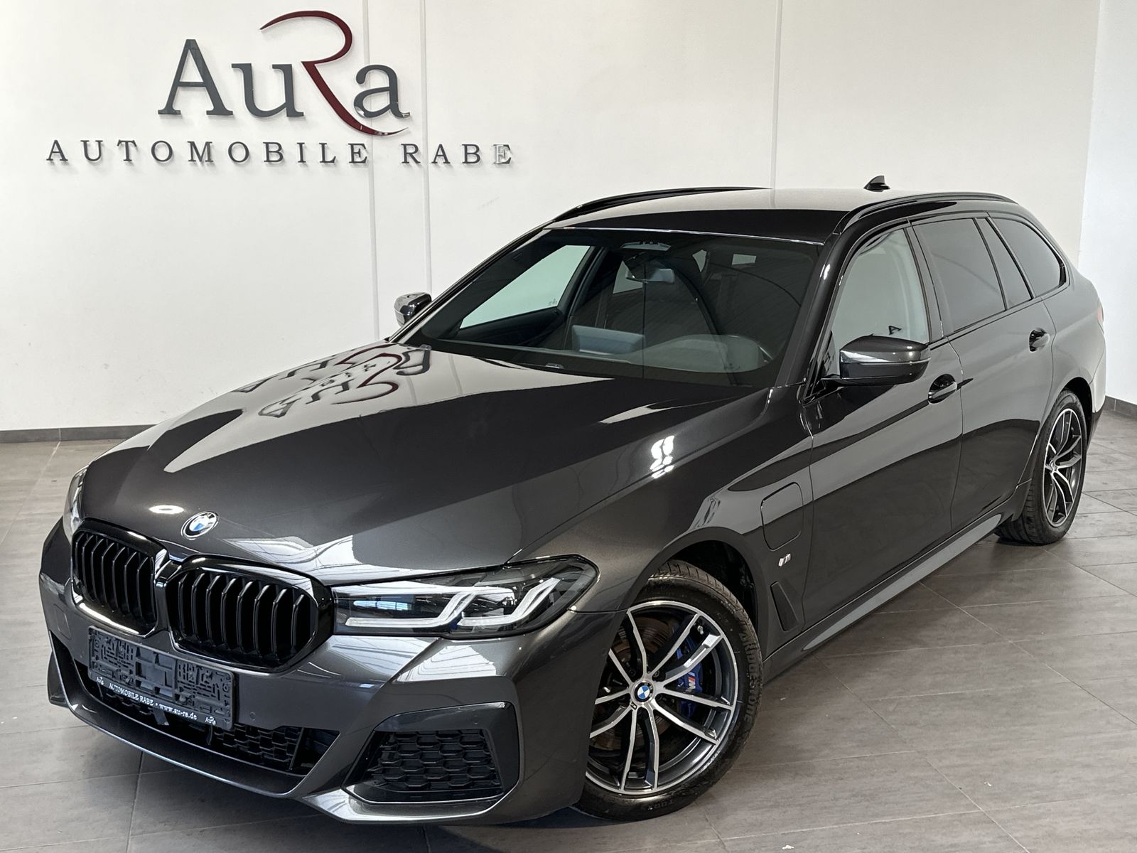 Fahrzeugabbildung BMW 530e Touring xDrive M-Sport NAV+LED+AHK+ACC+H&K