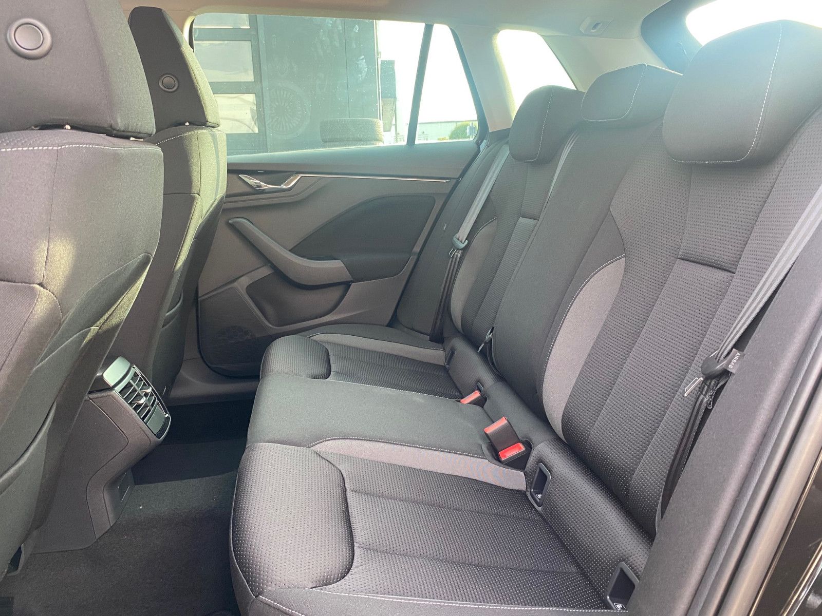 Fahrzeugabbildung SKODA Kamiq 1.5l TSI ACT TOUR *LED*NAV*ACC*KAMERA*PDC*