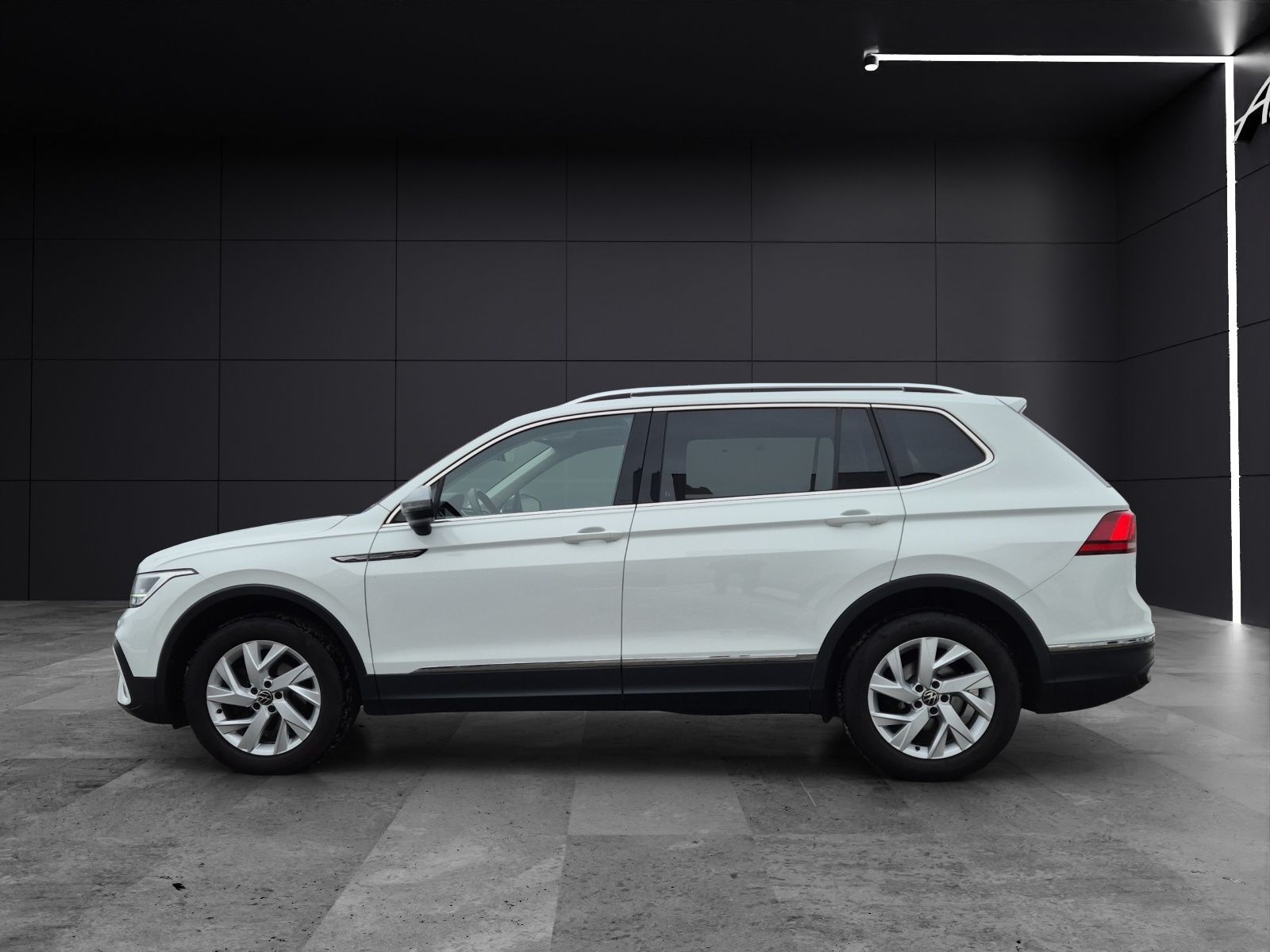 Fahrzeugabbildung Volkswagen Tiguan Allspace TDI LED AHK Navi AID ACC SHZ 18"