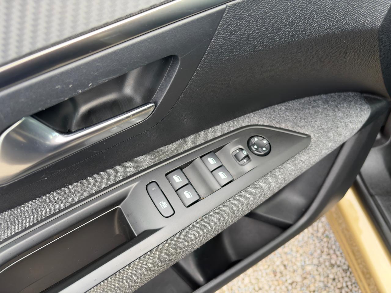 Peugeot 3008 1.2 12V e-THP / Allwetter Reifen