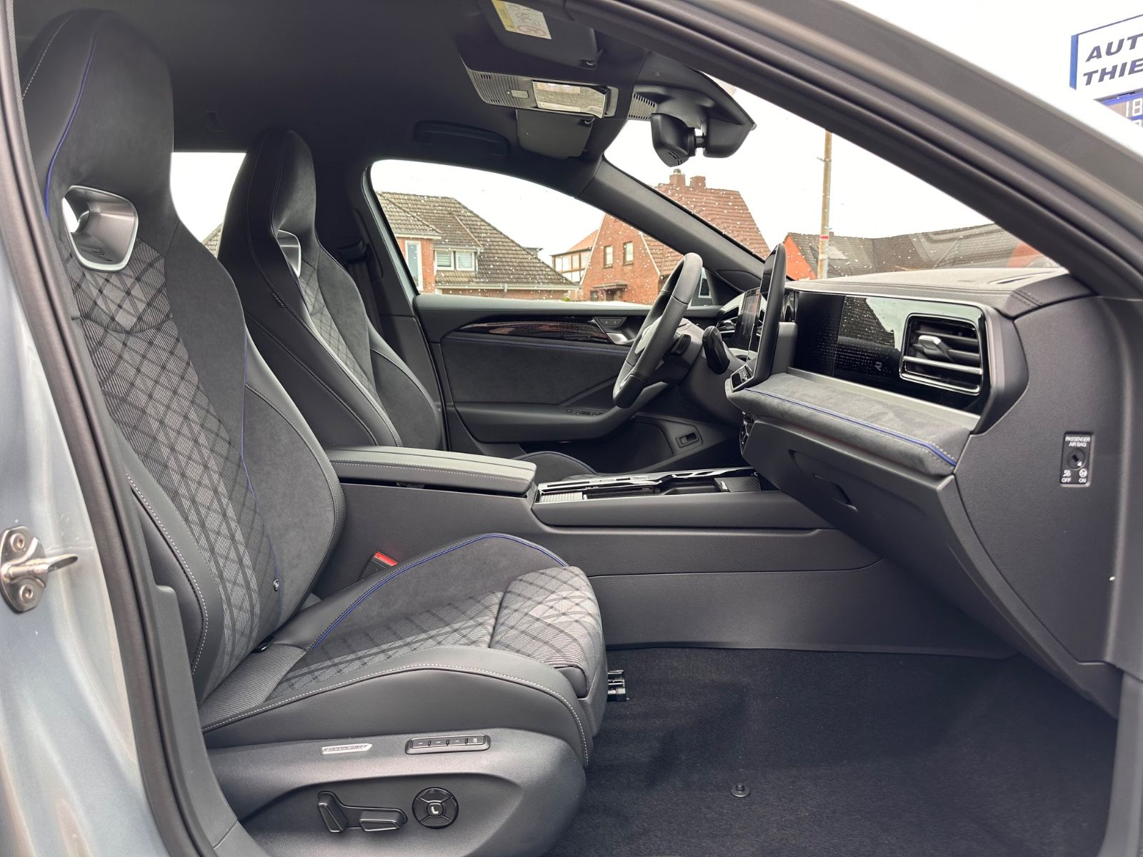 Fahrzeugabbildung Volkswagen Passat Variant 2.0 TDI 4M R-Line Matrix/AHK/Navi