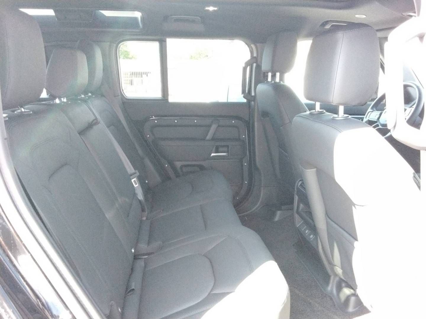 Fahrzeugabbildung Land Rover Defender 110 D250 X-Dynamic SE