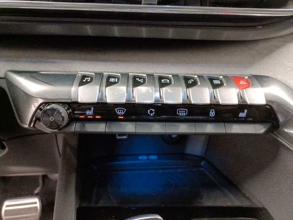 Fahrzeugabbildung Peugeot 5008 GT 1.5D NAVI/LED/SHZ/LEDER/MASSAGE/PARKASS