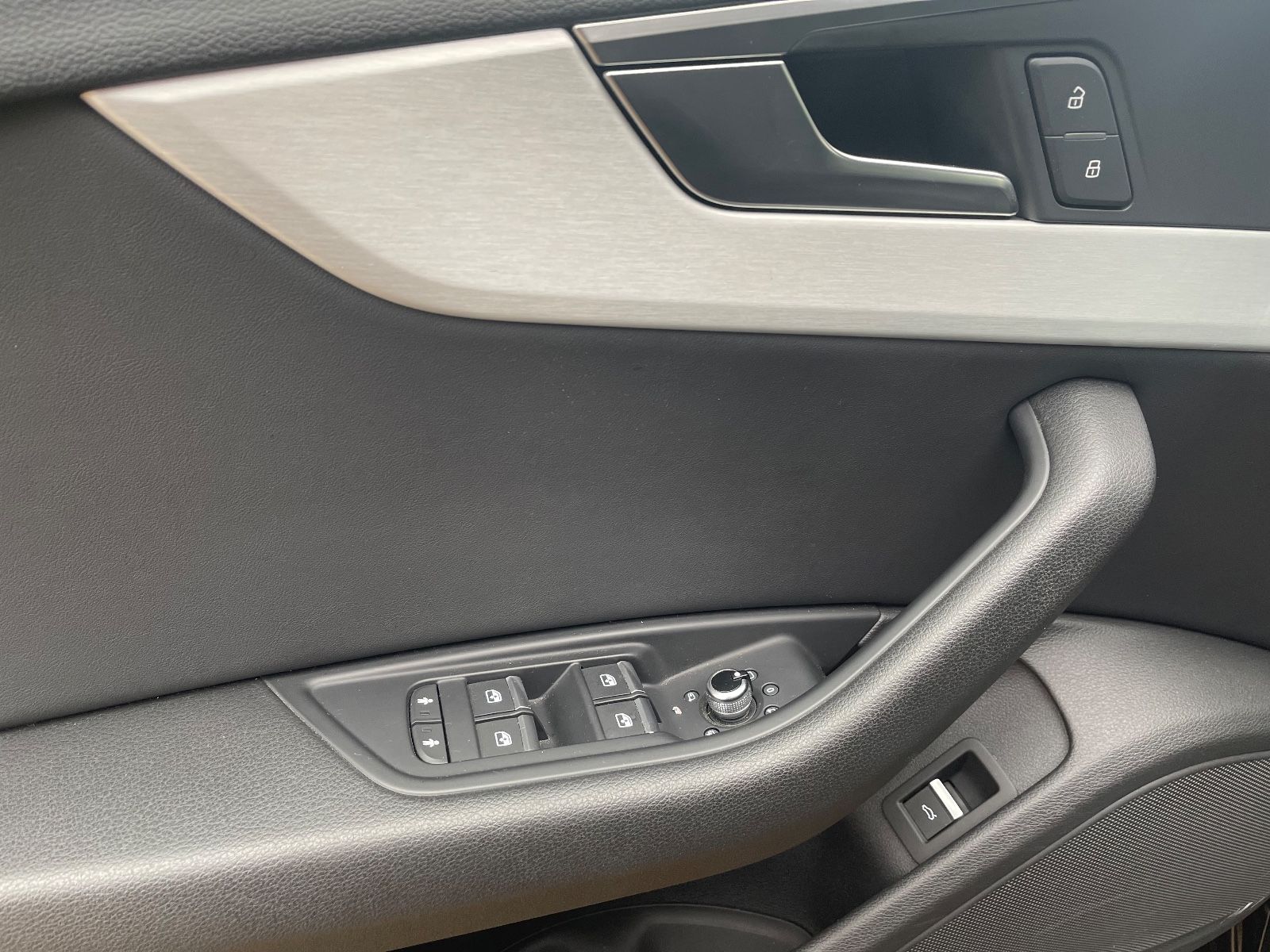 Fahrzeugabbildung Audi A4 Avant S-Line AHK*LED*PDC*TEILLEDER*TEMPO+