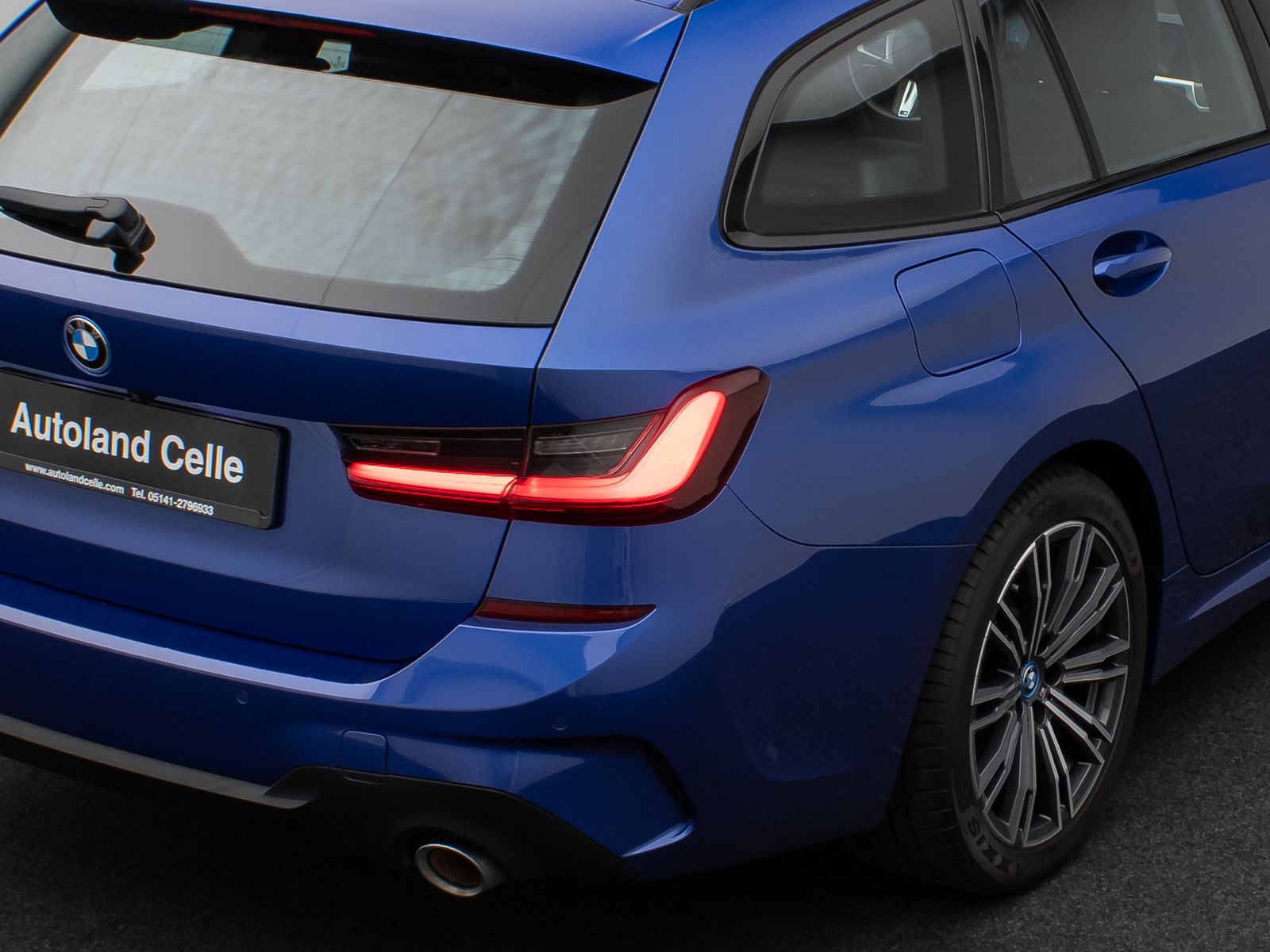 Fahrzeugabbildung BMW 330e  M Sport Panorama Laser Kamera HUD HiFi