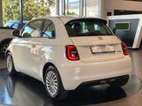 Fiat 500e SmartphoneInt. AmbienteB SpurhalteA. - weiße Fiat 500e