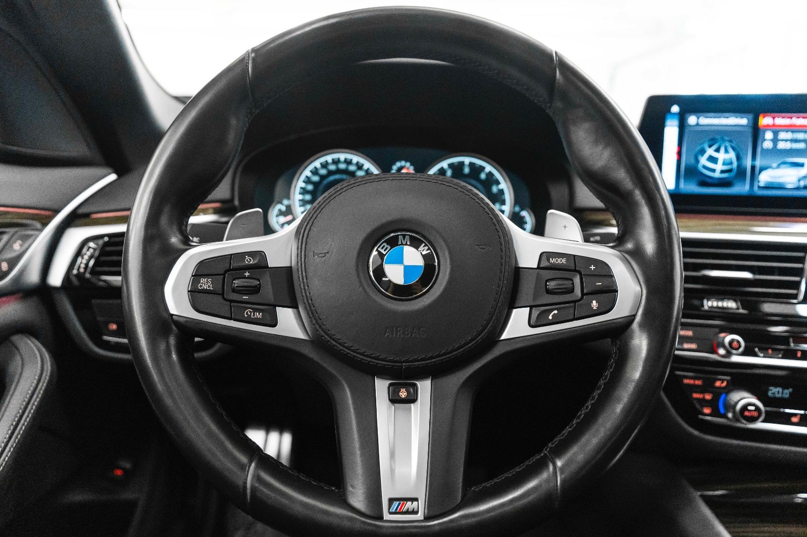 Fahrzeugabbildung BMW 530i xDrive M-Performance HUD LED KAM TOTW NAV