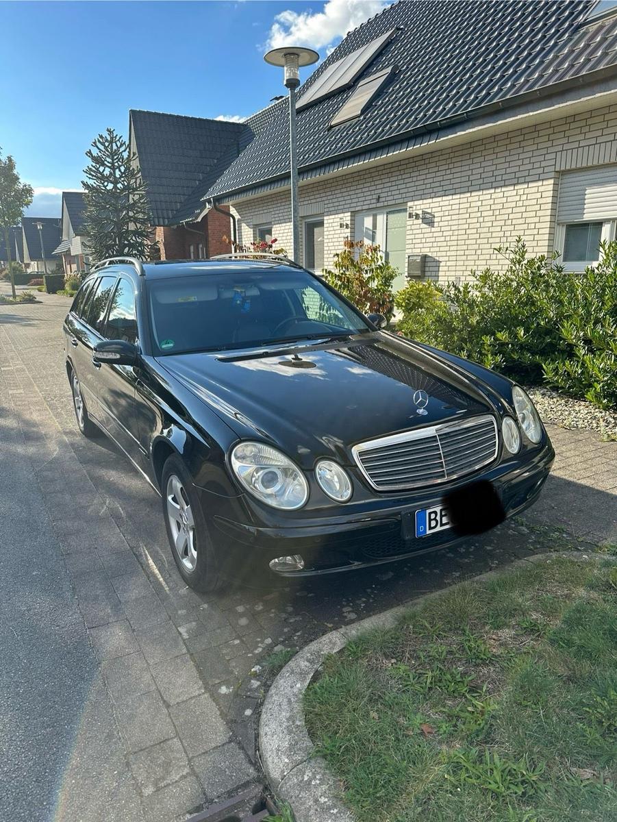 Mercedes-Benz E220 2004 — interior