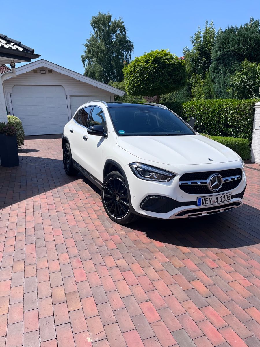 MERCEDES-BENZ GLA 220 d 4MATIC DCT - d 4Matic+Pano+AHK+Winterr