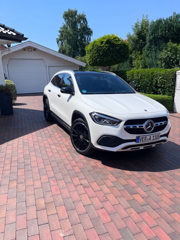 MERCEDES-BENZ GLA 220 d 4MATIC DCT - d 4Matic+Pano+AHK+Winterr