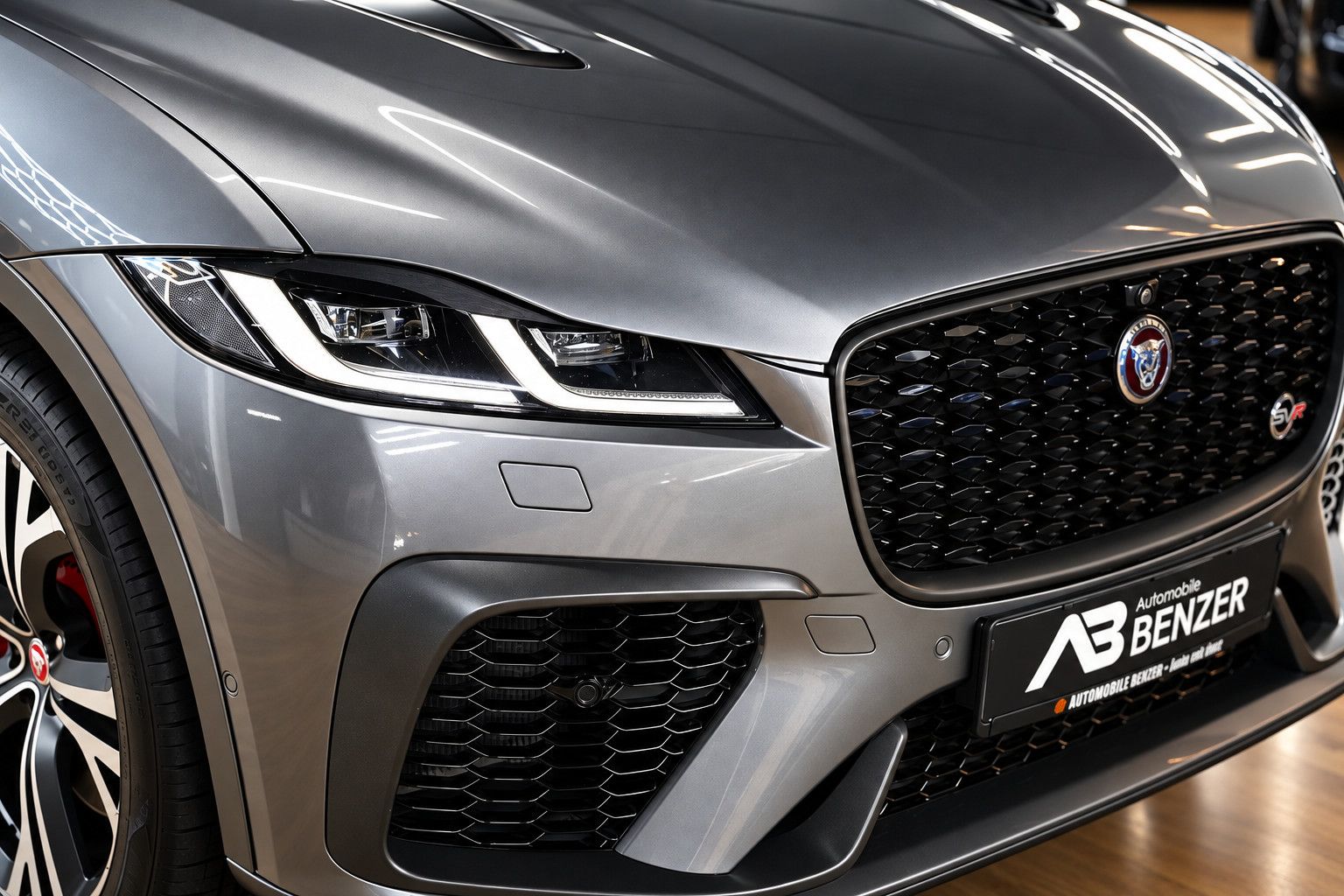 Fahrzeugabbildung Jaguar F-Pace  SVR /PANO/MERIDIAN/HUD/360°KAM/MEMORY