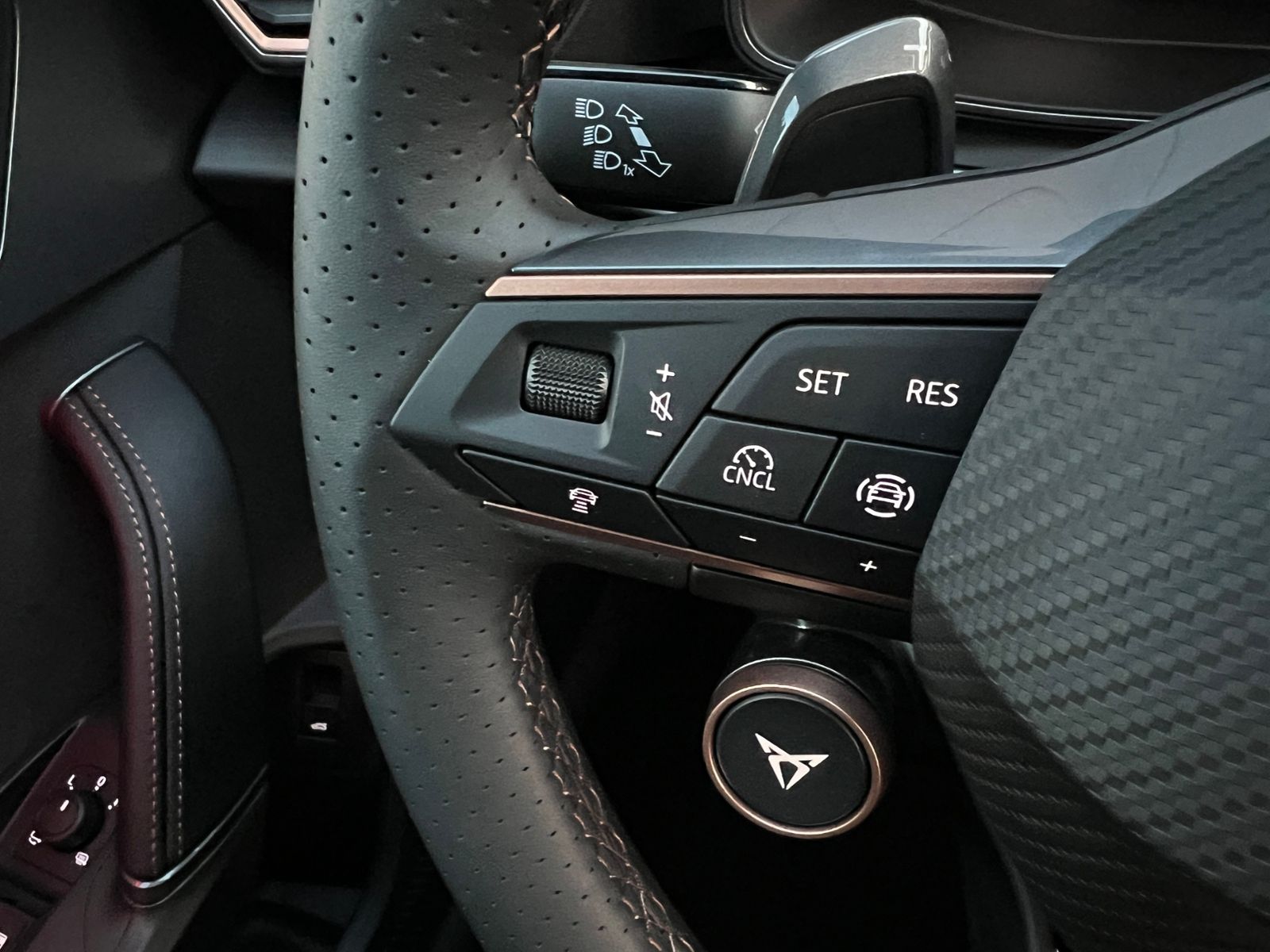 Fahrzeugabbildung CUPRA Leon Sportstourer VZ 2.0 TSI DSG 4Drive *AHK, LE