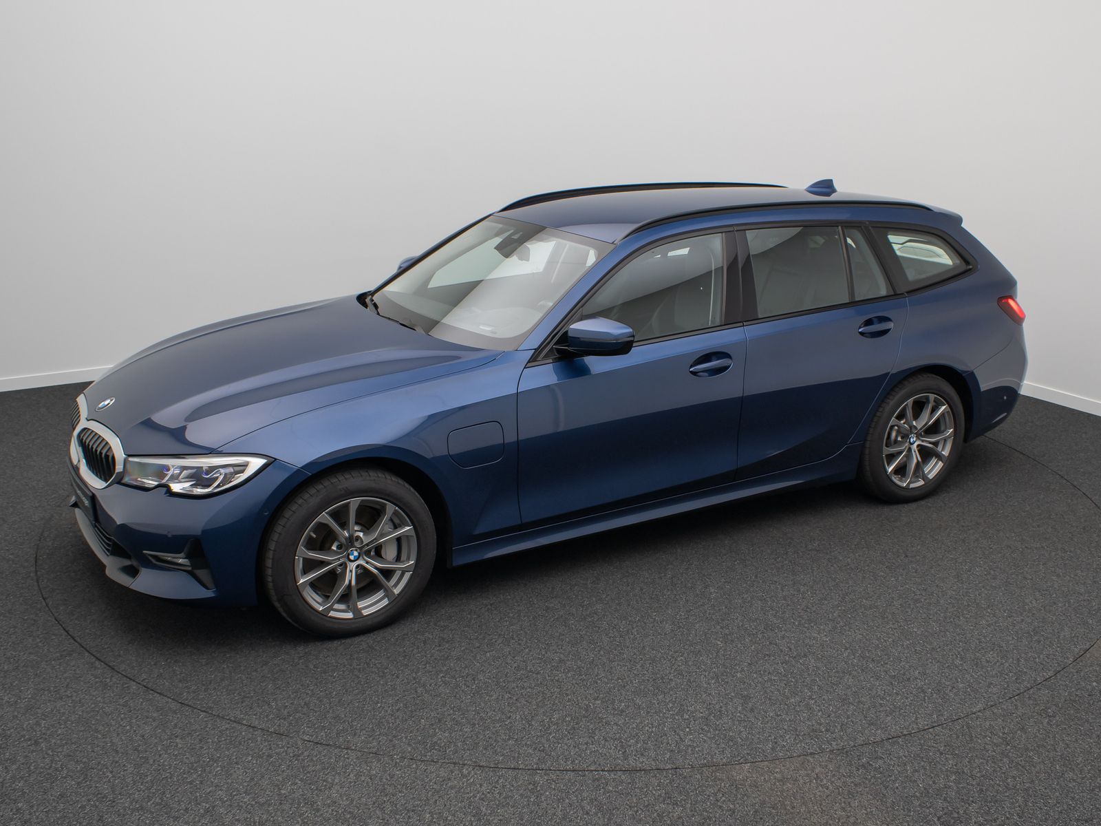 Fahrzeugabbildung BMW 330e  Sport Line Kamera DAB Laser HUD H/K Alarm
