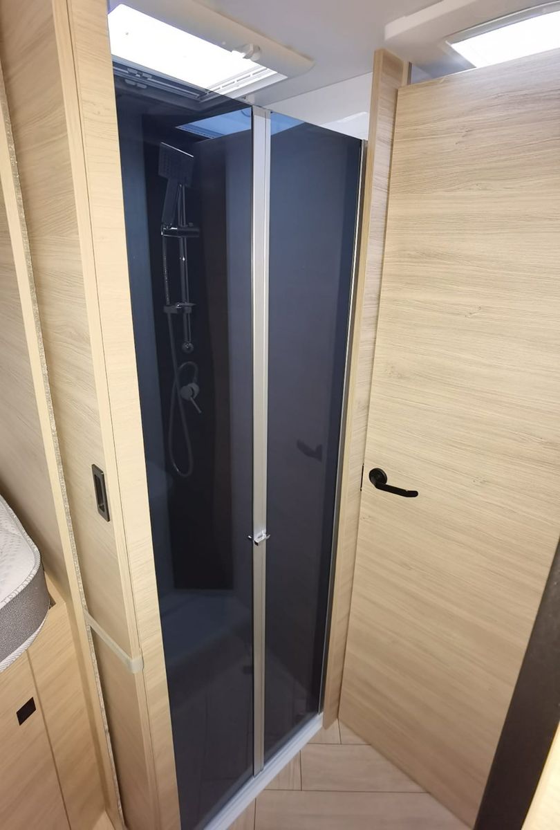 Fahrzeugabbildung Challenger 317 Graphite Edition m. Hubbett