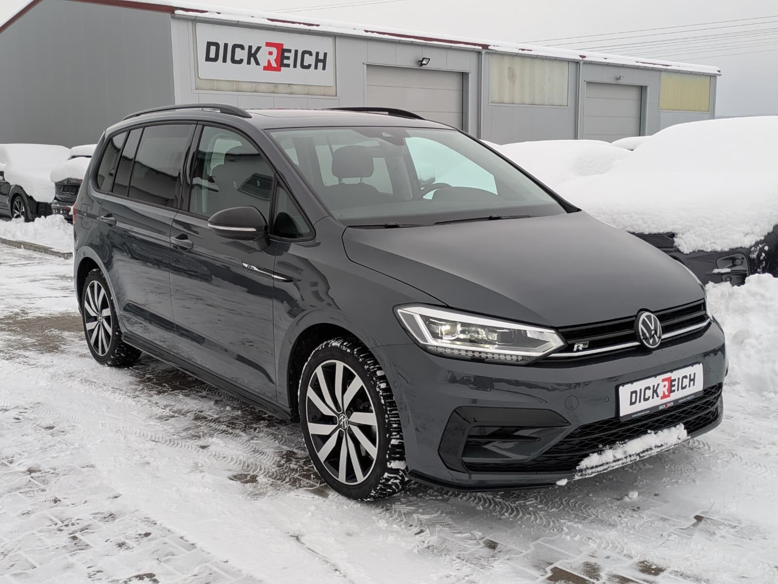 Fahrzeugabbildung Volkswagen Touran 2.0 DSG R-Line High BLACK Pano 7Si IQ AHK