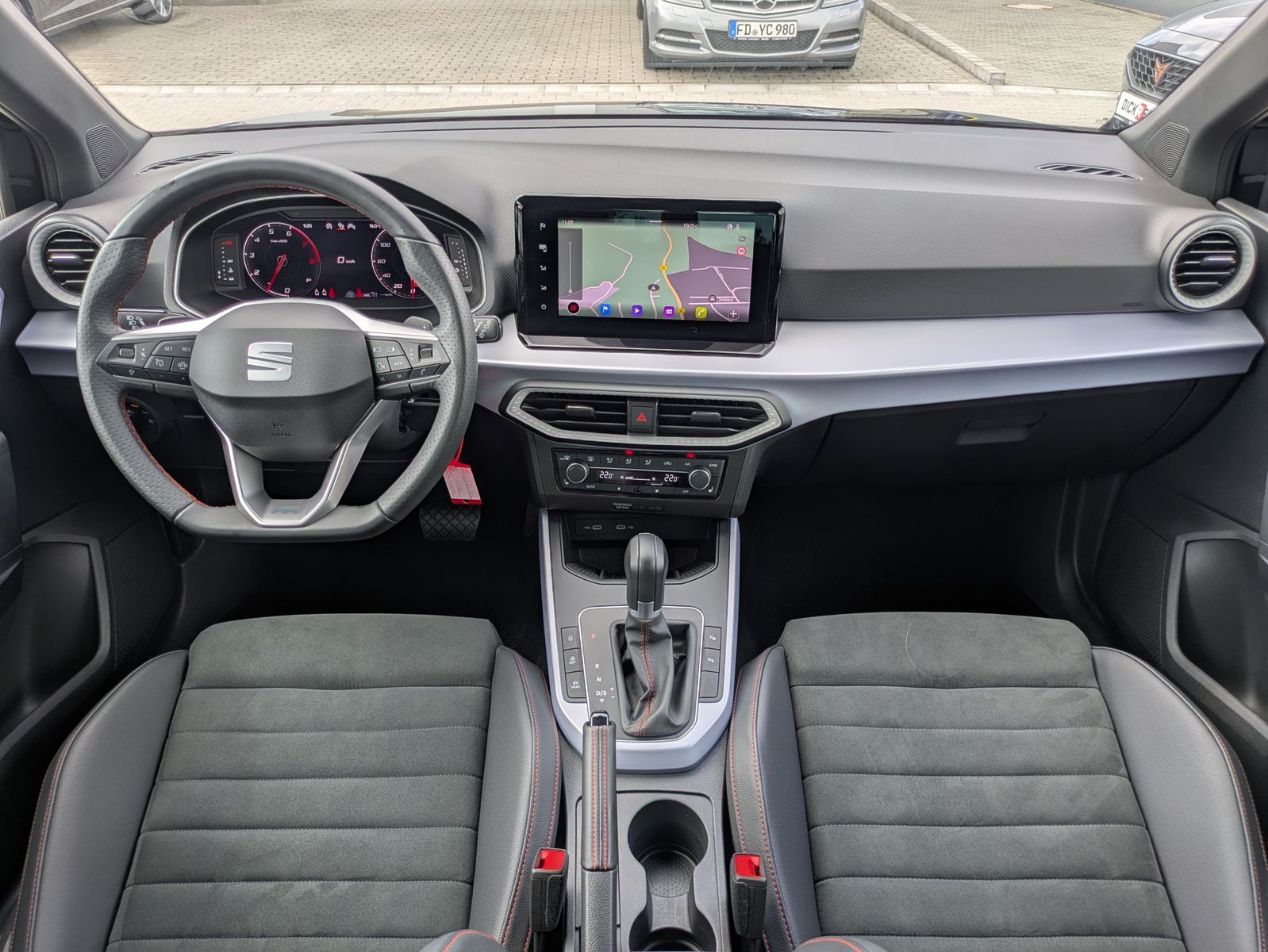 Fahrzeugabbildung SEAT Arona 1.0 TSI FR DSG AHK*ACC*LED*APP*DAB*KAMERA