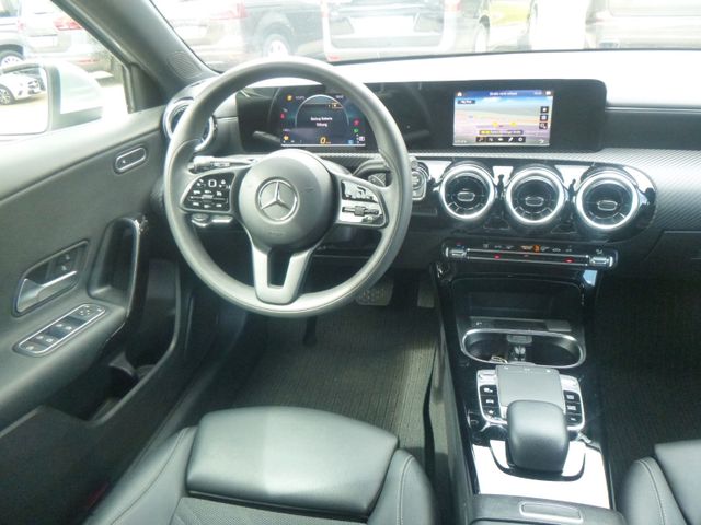 Fahrzeugabbildung Mercedes-Benz A 180 >AUT/NAV/PDC/Sitzheizung<