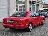 Mercedes-Benz E 230 E230 - Mercedes-Benz E 230 mit Benzin-Antrieb