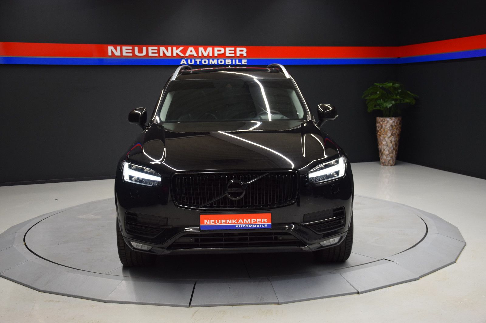 Fahrzeugabbildung Volvo XC 90 Momentum AWD ACC HUD PANO VZE Vollleder