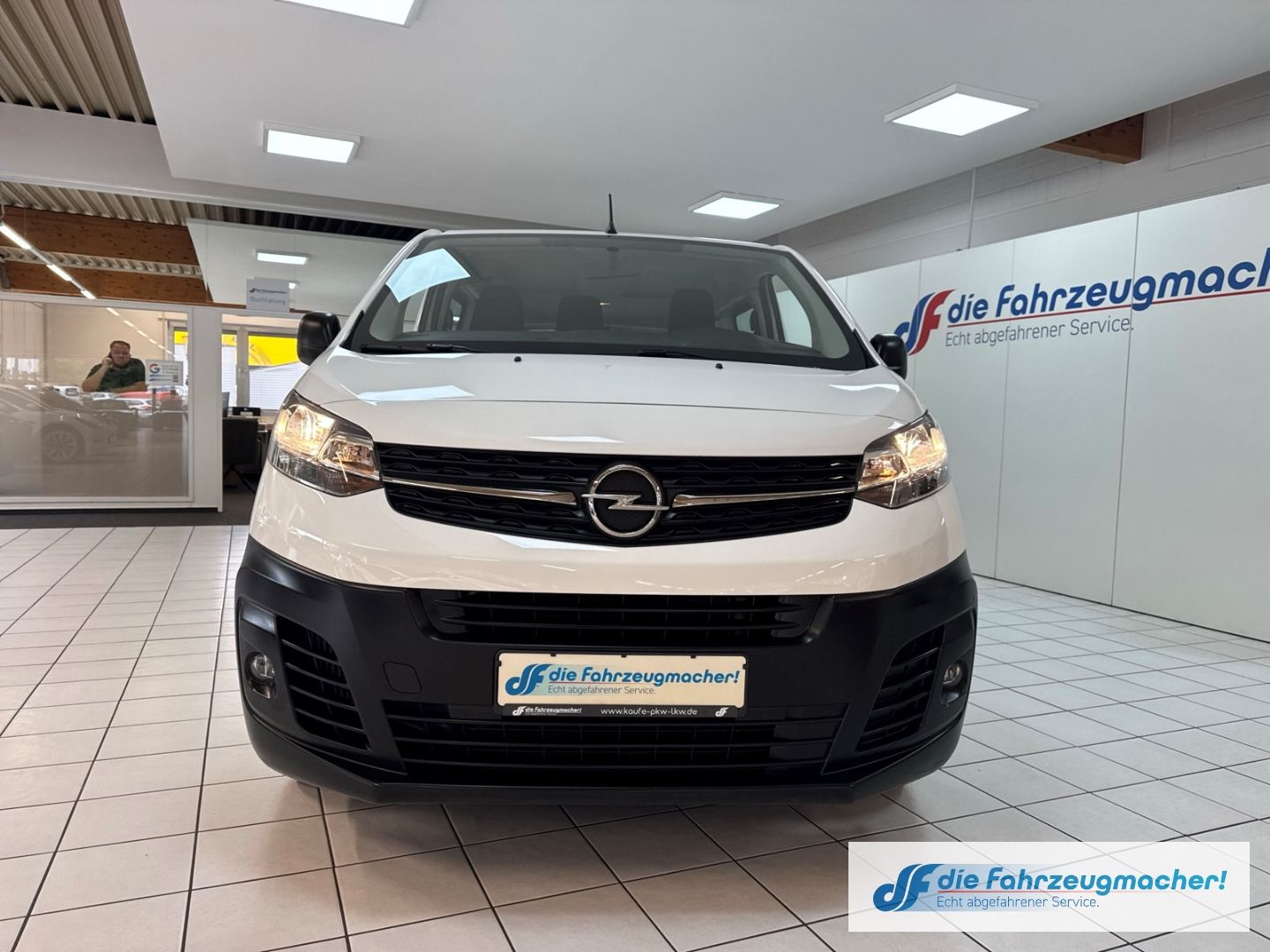 Fahrzeugabbildung Opel Vivaro Kombi L 1.5 D EU6d Apple CarPlay Android