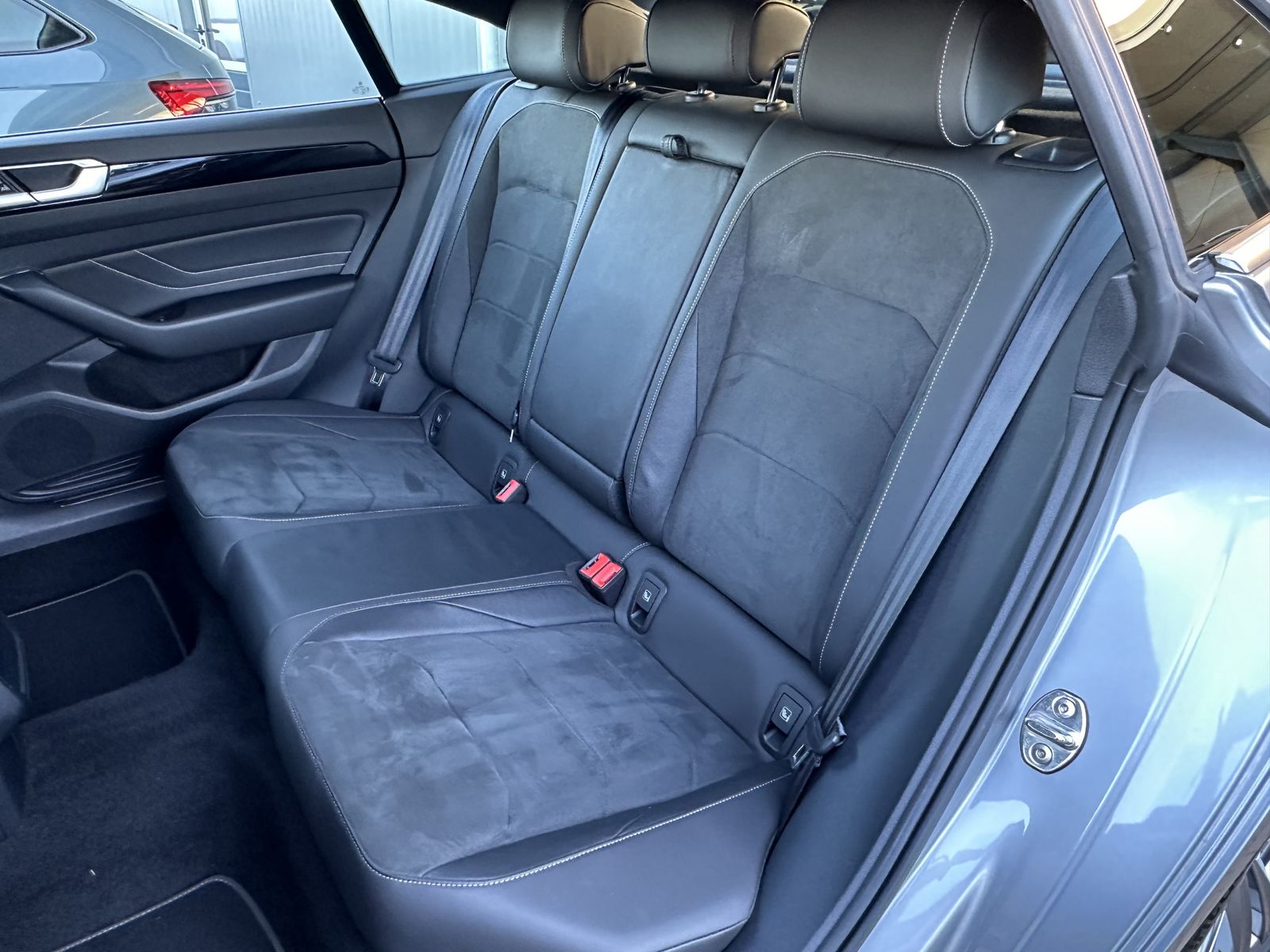 Fahrzeugabbildung Volkswagen Arteon 2.0 TDI DSG R-Line NAV+LED+ACC+V-COCKPIT