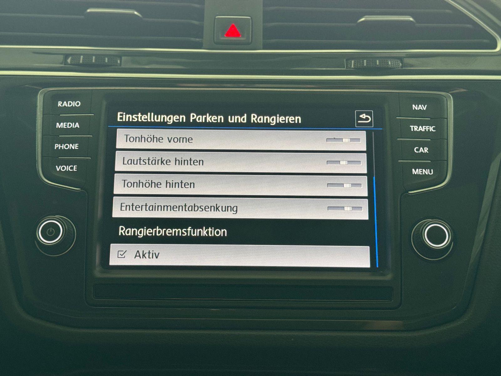 Fahrzeugabbildung Volkswagen Tiguan DSG 4MO 3X R-LINE PANO MEMORY BLACK STYLE
