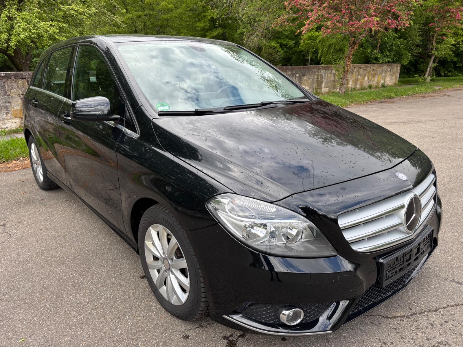 Mercedes-Benz B 180 *SHZ*AHK*NAVI*