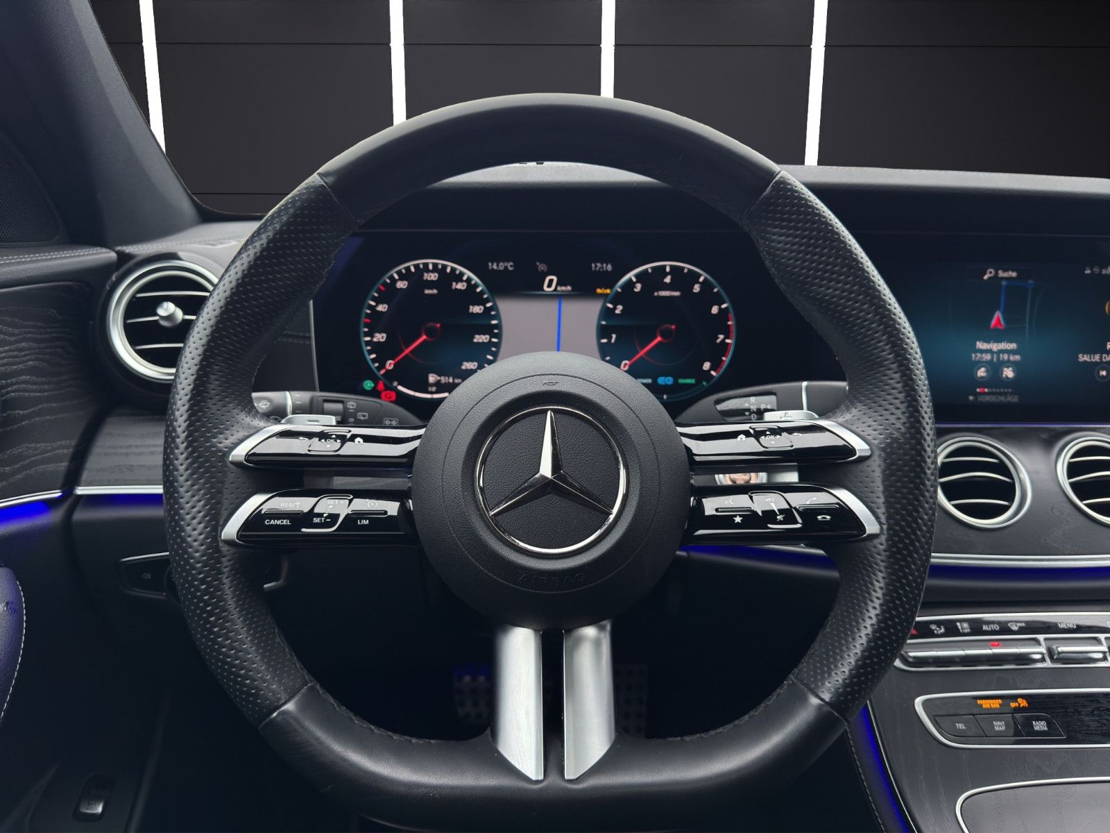 Fahrzeugabbildung Mercedes-Benz E 200 T-Modell AMG-Line*Shzg*Navi*AHK*WideSc*Cam