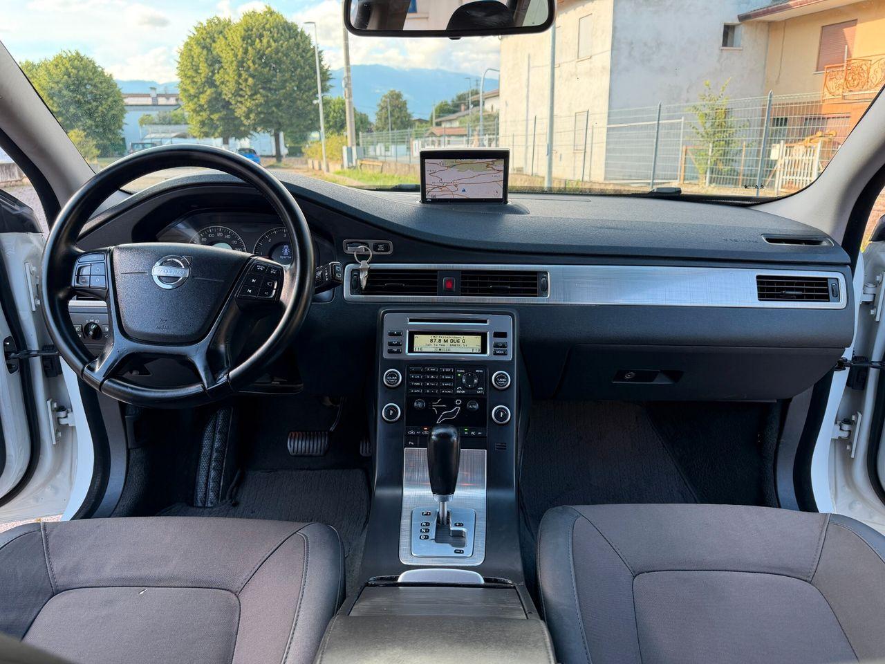 Volvo V70 2010 — photo 15