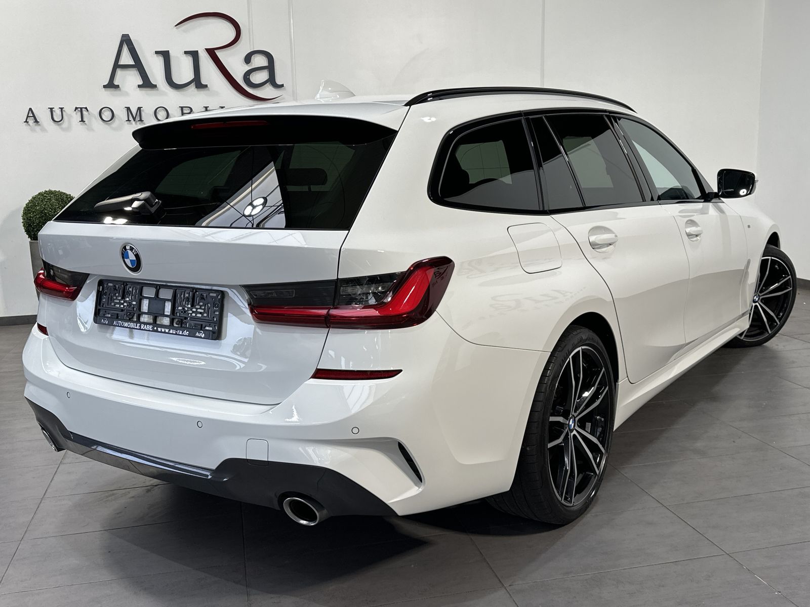Fahrzeugabbildung BMW 320d Touring xDrive M-Sport NAV+LASER+H&K+PANORA
