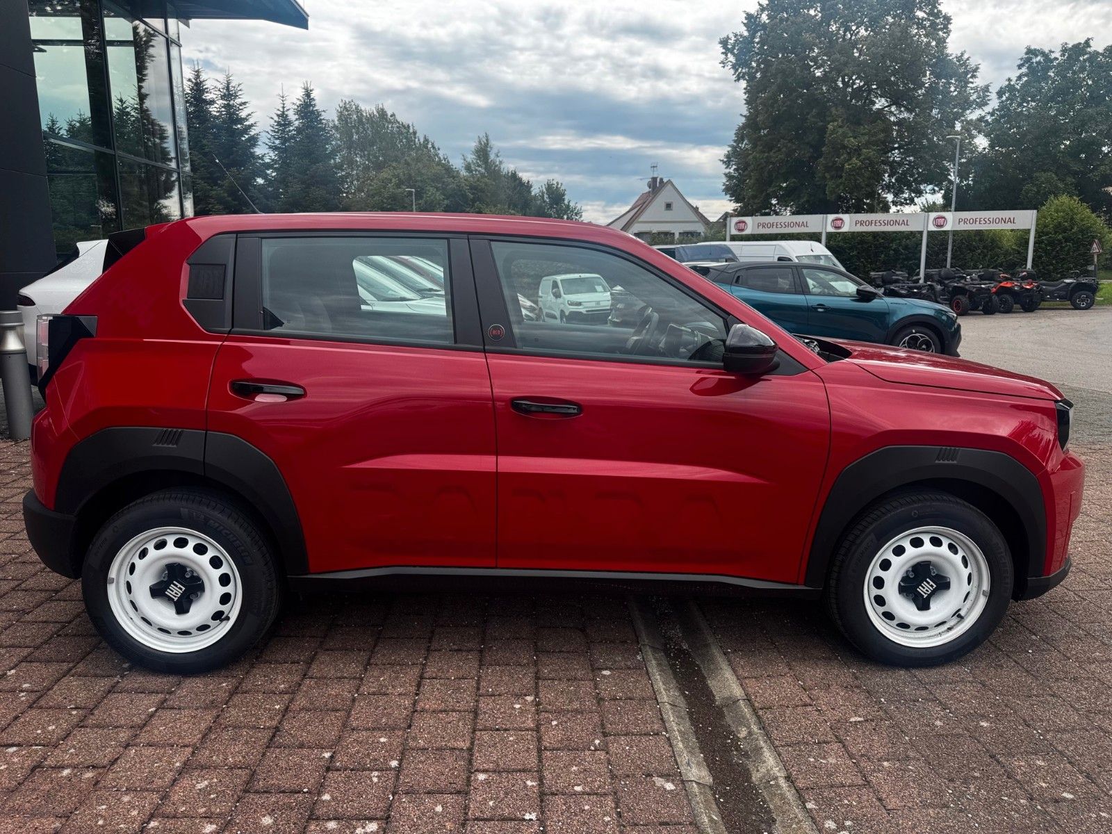 Fahrzeugabbildung Fiat Grande Panda (RED) 44 kWh DAB PDC Elektro