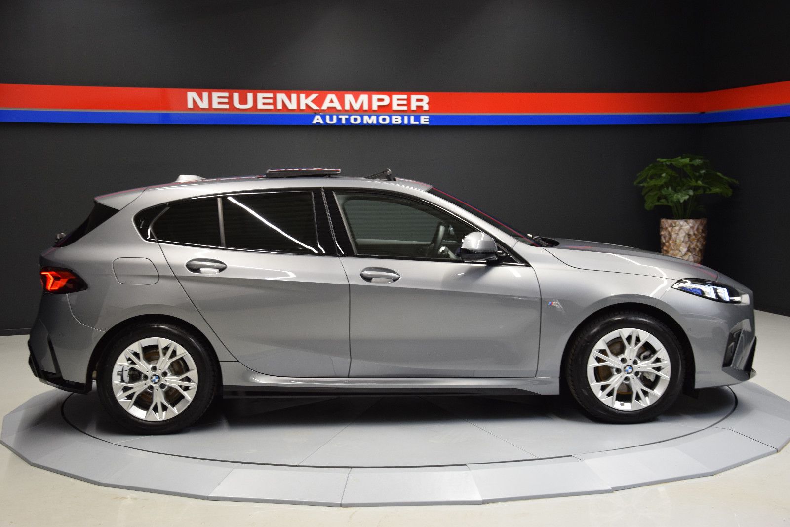 Fahrzeugabbildung BMW 120i M Sport Panorama Alcantara AHK Kamera DSC