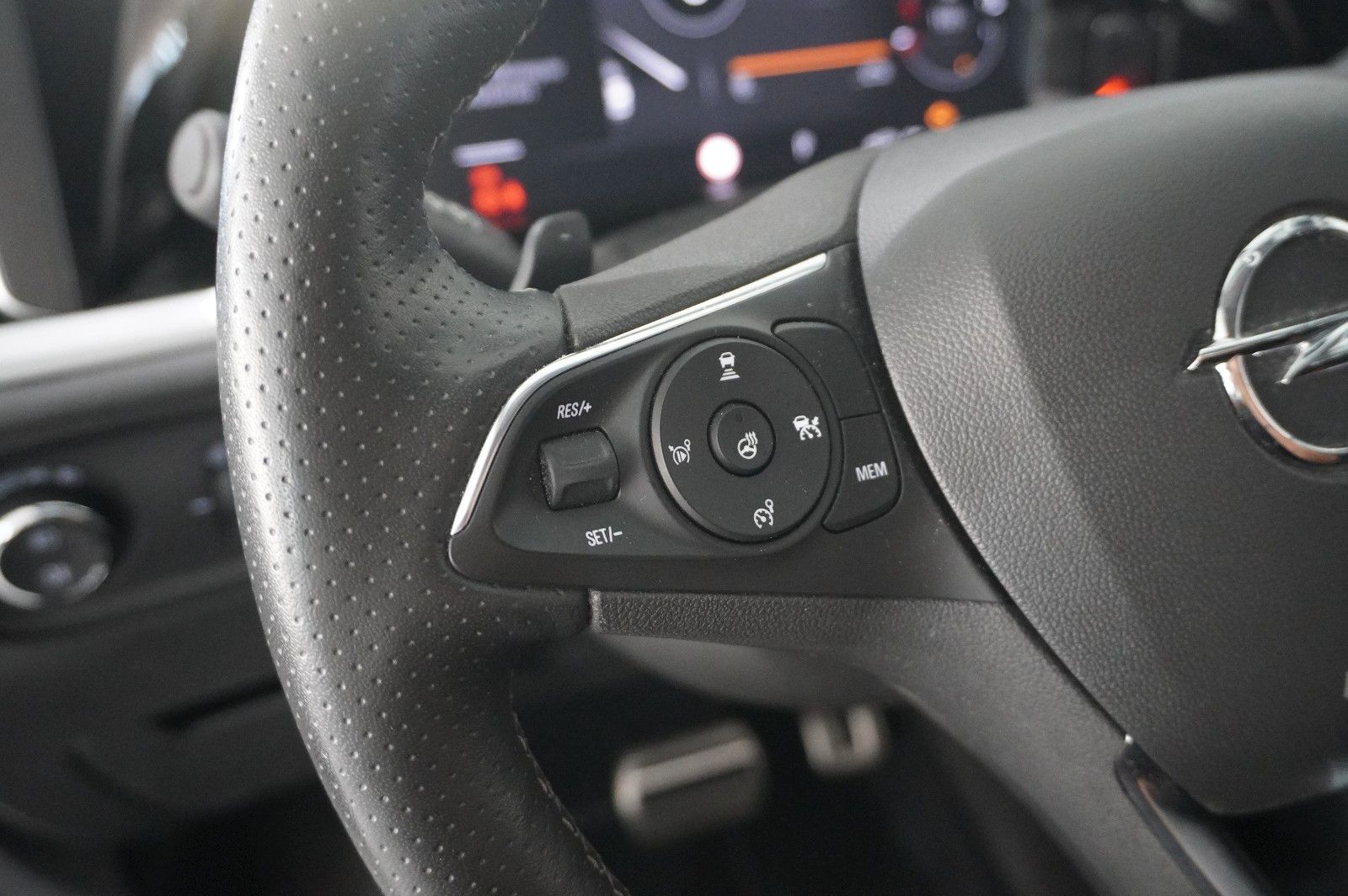 Fahrzeugabbildung Opel Grandland (X) 1.6T GSe HYBRID 4X4 NAVI/LED/SPORT