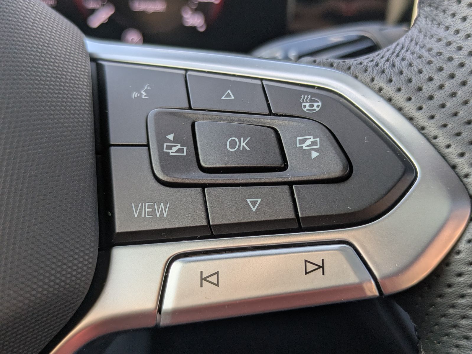 Fahrzeugabbildung Volkswagen Tiguan 2.0 TDI 4M R-Line PANO*H&K*AHK*MATRIX*20"