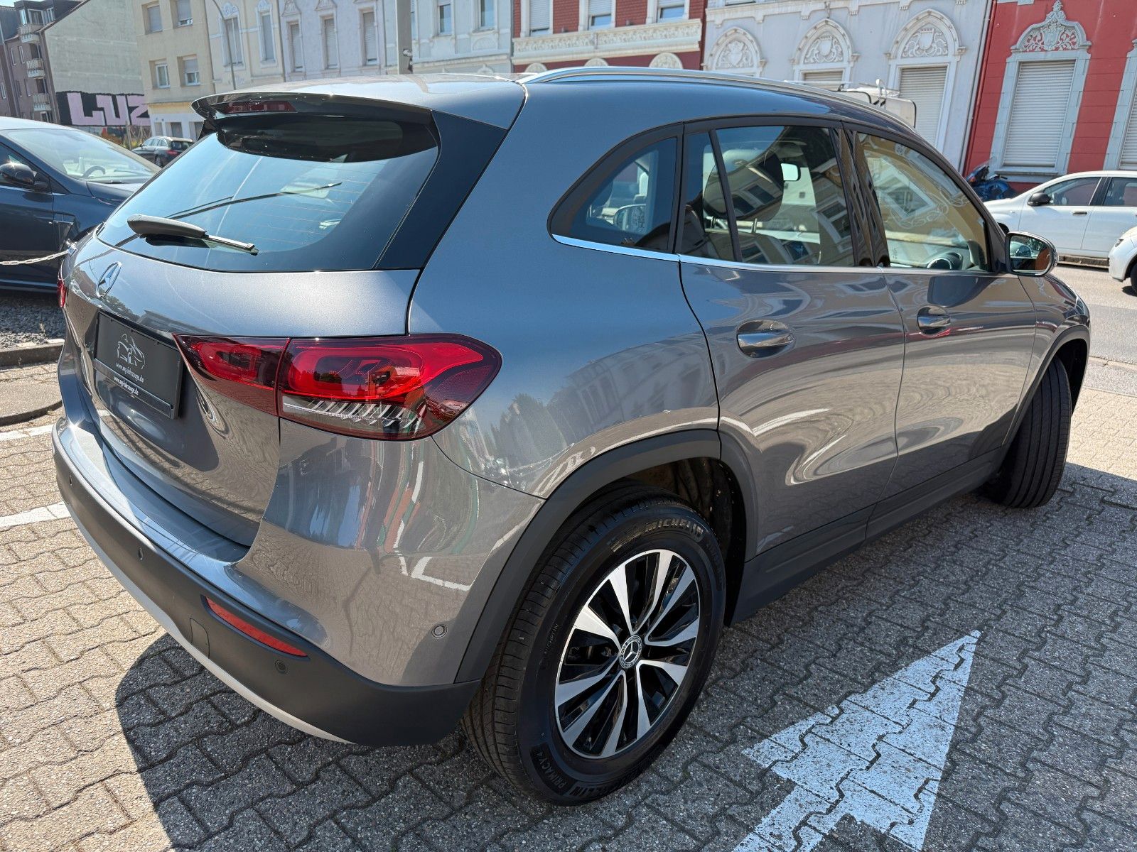 Fahrzeugabbildung Mercedes-Benz GLA 200 STYLE LEDER AUTOMATIK PANO KAMERA