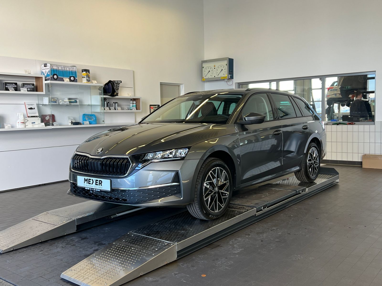 Fahrzeugabbildung SKODA Octavia Combi TOUR 2.0 TDI DSG *AHK, Travel Assi