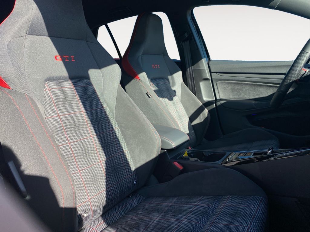 Fahrzeugabbildung Volkswagen Golf 2.0 TSI DSG GTI ACC  LED-Matrix