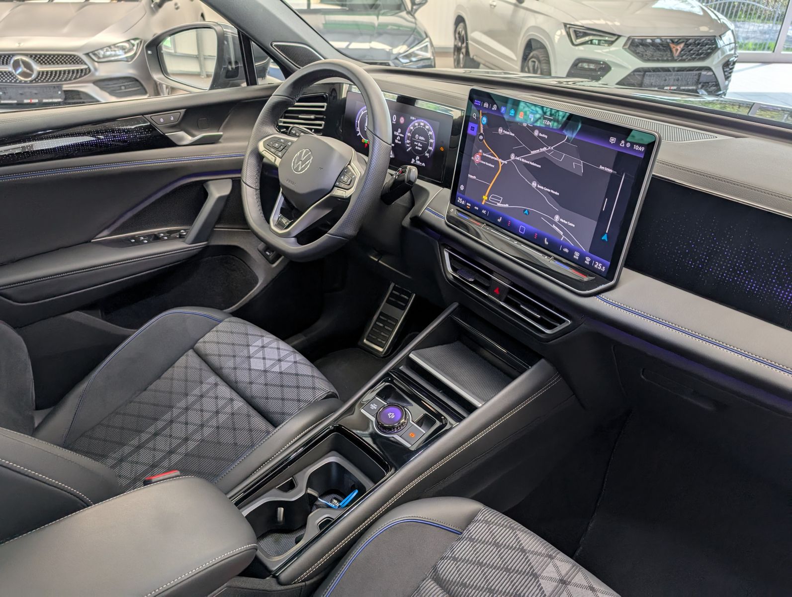 Fahrzeugabbildung Volkswagen Tiguan 2.0TDI R-Line 4M Pano H/K AHK Matrix 20"