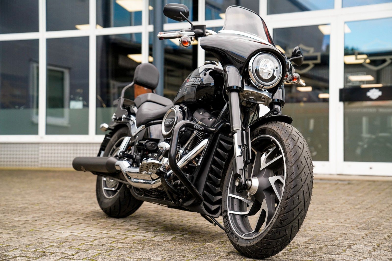 Fahrzeugabbildung Harley-Davidson FLSB Sport Glide 107 cui - Jekill & Hyde