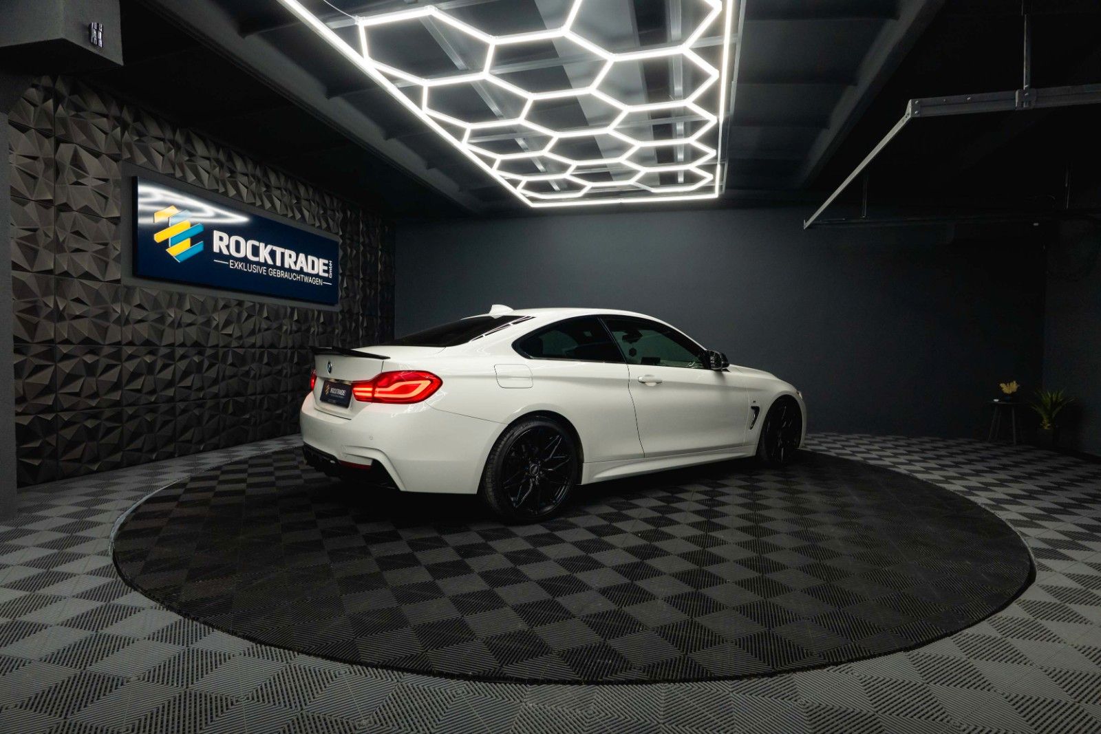 Fahrzeugabbildung BMW 420i M Sport Coupe Shadow Line Performance LCI
