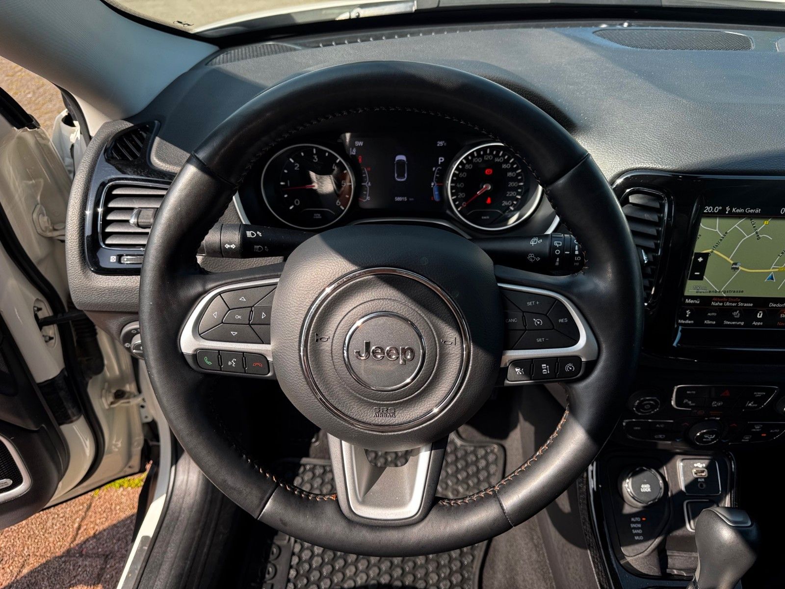 Fahrzeugabbildung Jeep COMPASS LIMITED 4X4 GLASDACH SITZKÜHLUNG DIESEL