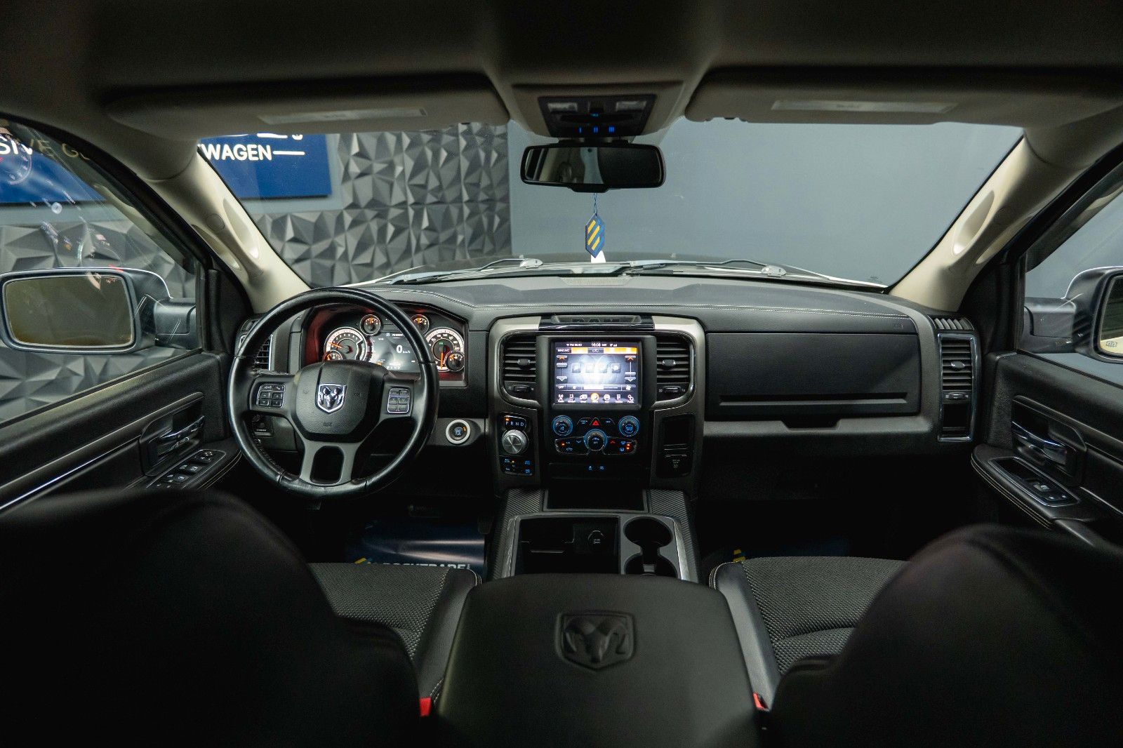 Fahrzeugabbildung Dodge RAM 5.7 V8 HEMI 4x4 Offroad Sport LONGBED *LPG*