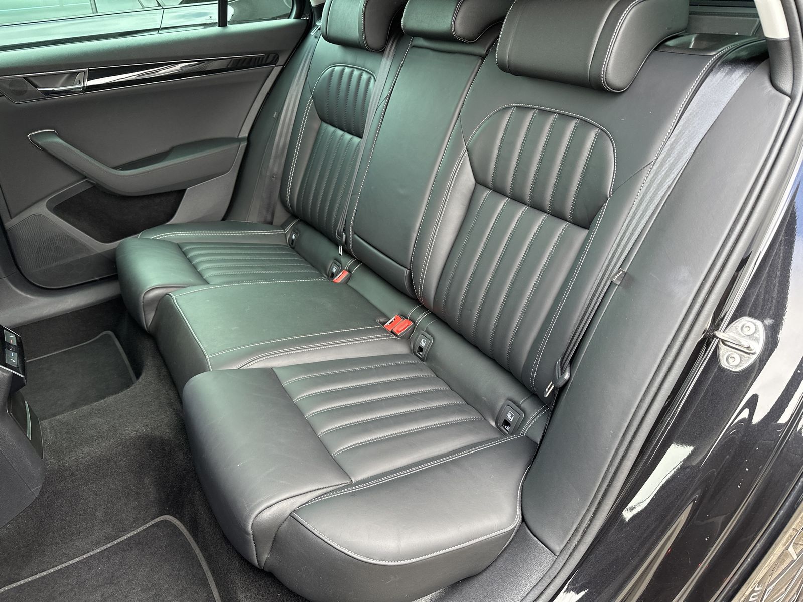 Fahrzeugabbildung SKODA Superb Combi 1.4 TSI DSG L&K iV NAV+LED+360°+VC