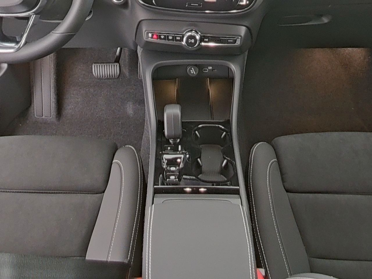 Fahrzeugabbildung Volvo XC40 Plus Black Edition 2WD